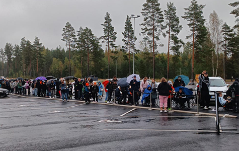 Ihmisiä jonossa 