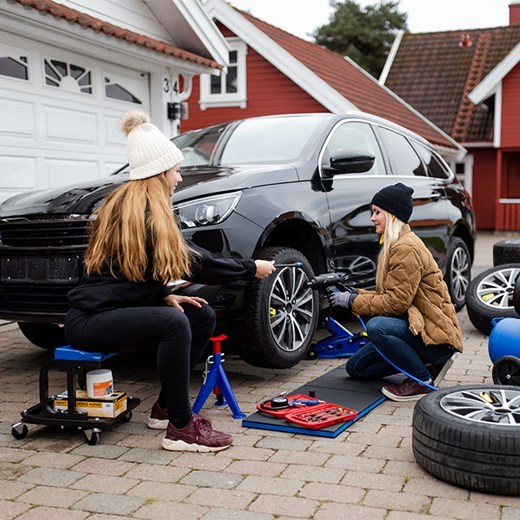 Auton renkaiden vaihdon voi tehdä itse – katso ohjeet tästä!
