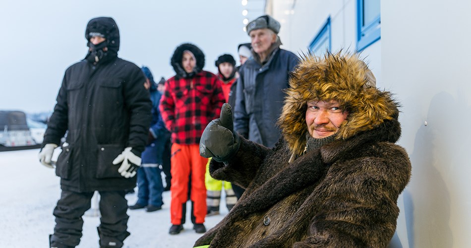 Ihmisiä jonossa