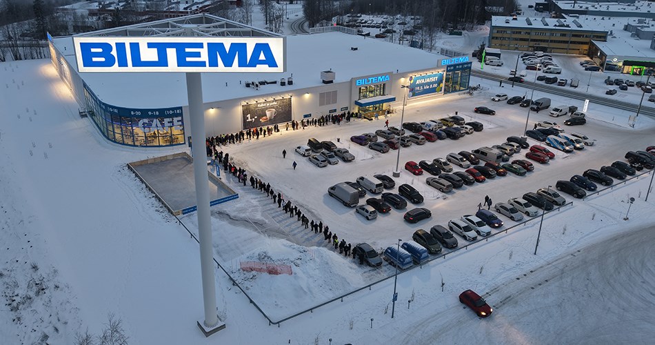 Asiakkaat jonottavat Hämeenlinnan Biltemaan.
