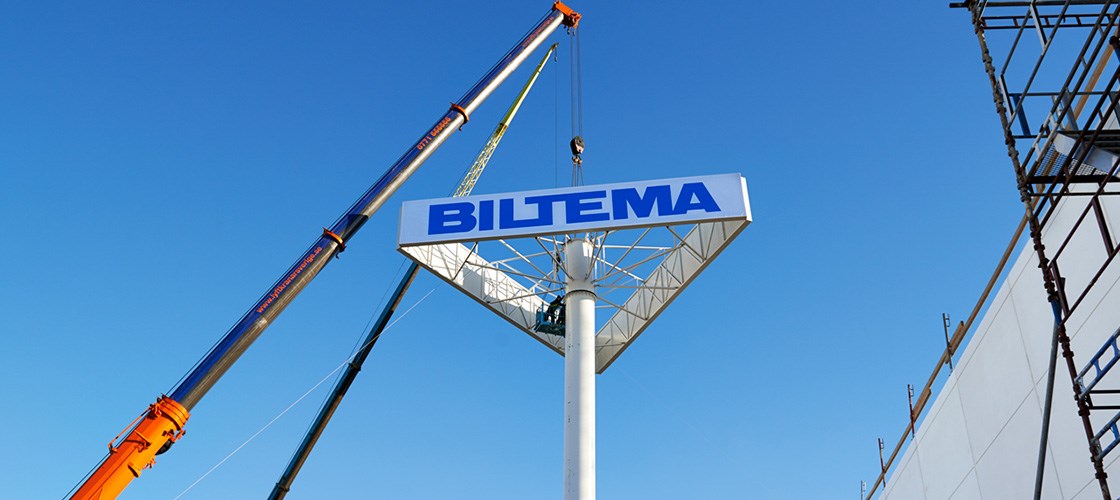 Kuvassa Bilteman mainospyloni sekä osa nosturia.