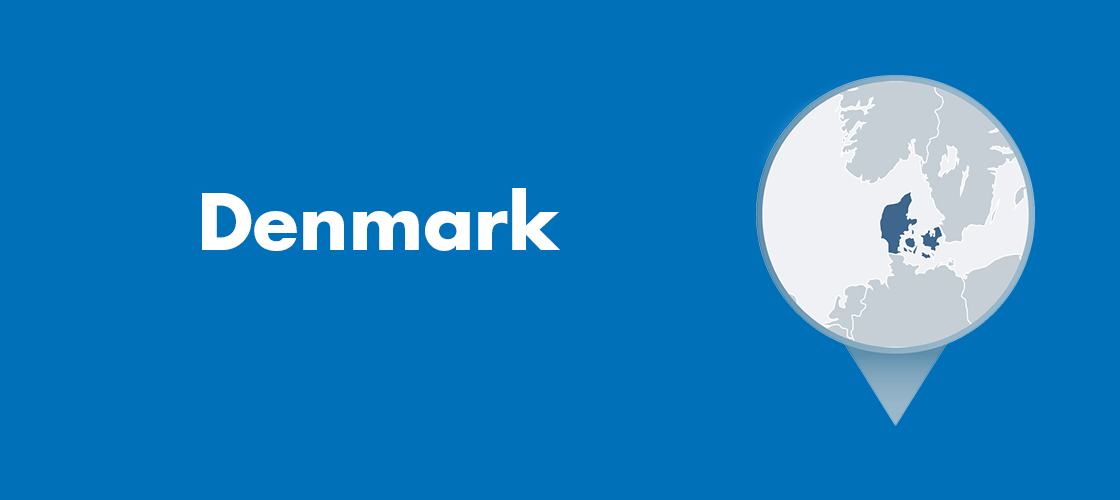 Sininen Tanskan kartta ja keskellä valkoinen teksti ’Denmark’.