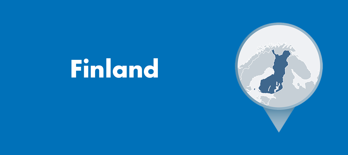 Sininen Suomen kartta ja keskellä valkoinen teksti ’Finland’.