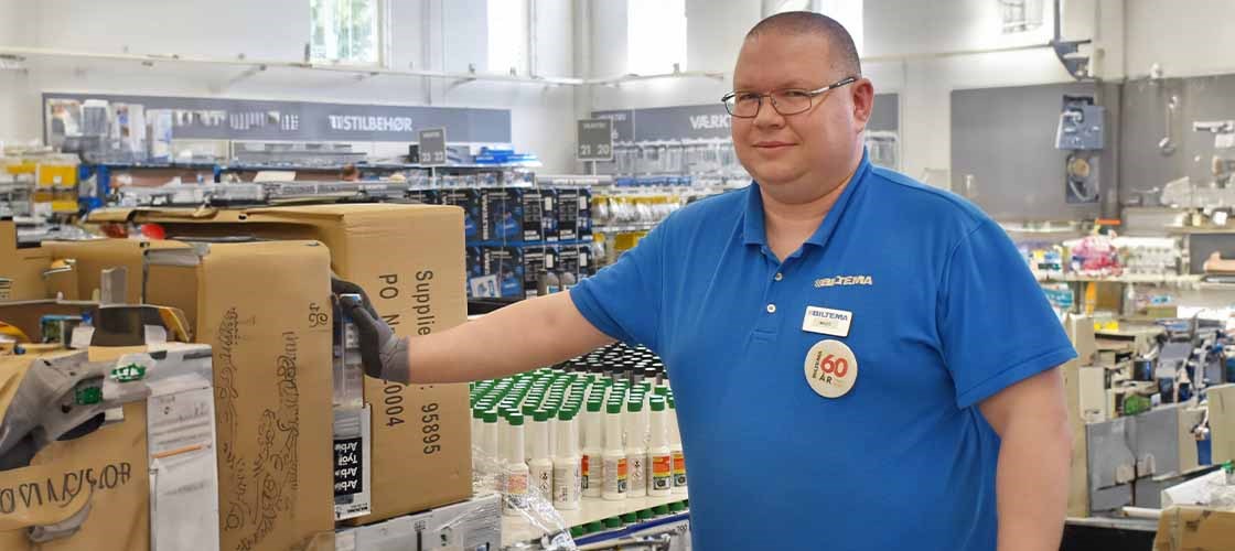 Kuva myyntiassistentista myymälässä